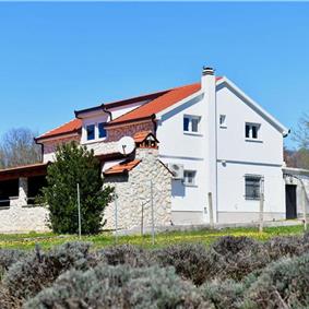 3 Bedroom Villa with Pool & Tennis Court near Sinj, sleeps 8